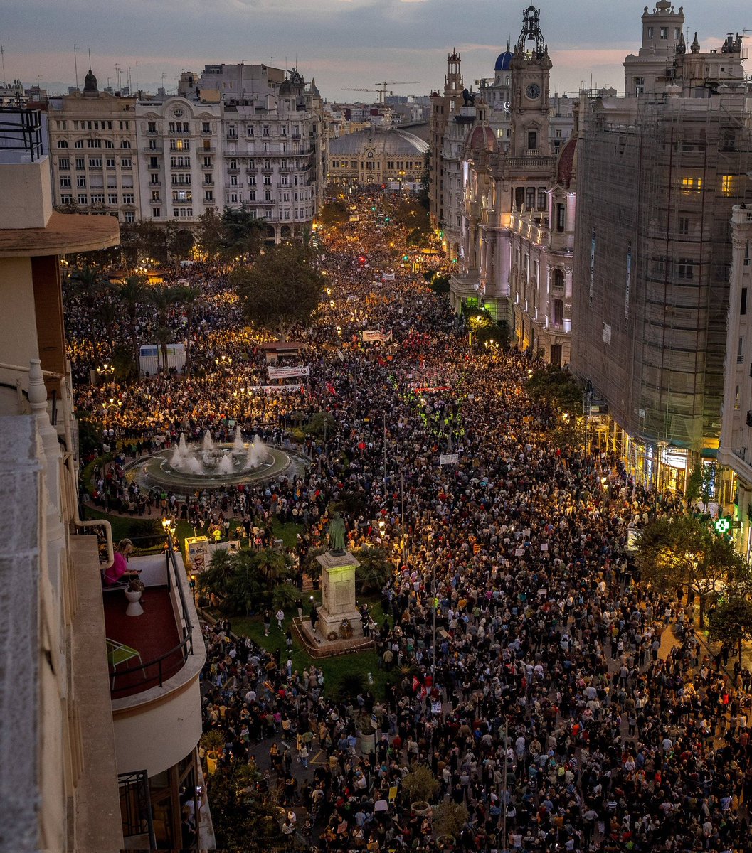 LukaBanjah's tweet image. Esta vez no podrán destruir las pruebas a martillazos.

#MazonDimissió #MazonAPrision #ValenciaIndignada #DanaValencia
