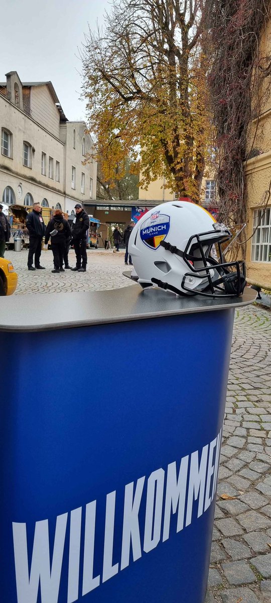 ThePlayoffsFR's tweet photo. TFA est à Munich pour le match de demain face aux Panthers ! 
Avec notre envoyé spécial @BertiBigBlue , on est allé du côté des Giants ! 

#nflmunich #nfl https://t.co/sXruYuLPTA