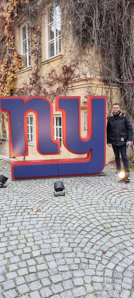 ThePlayoffsFR's tweet photo. TFA est à Munich pour le match de demain face aux Panthers ! 
Avec notre envoyé spécial @BertiBigBlue , on est allé du côté des Giants ! 

#nflmunich #nfl https://t.co/sXruYuLPTA
