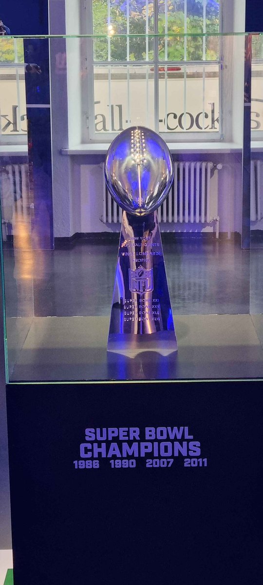 ThePlayoffsFR's tweet photo. TFA est à Munich pour le match de demain face aux Panthers ! 
Avec notre envoyé spécial @BertiBigBlue , on est allé du côté des Giants ! 

#nflmunich #nfl https://t.co/sXruYuLPTA