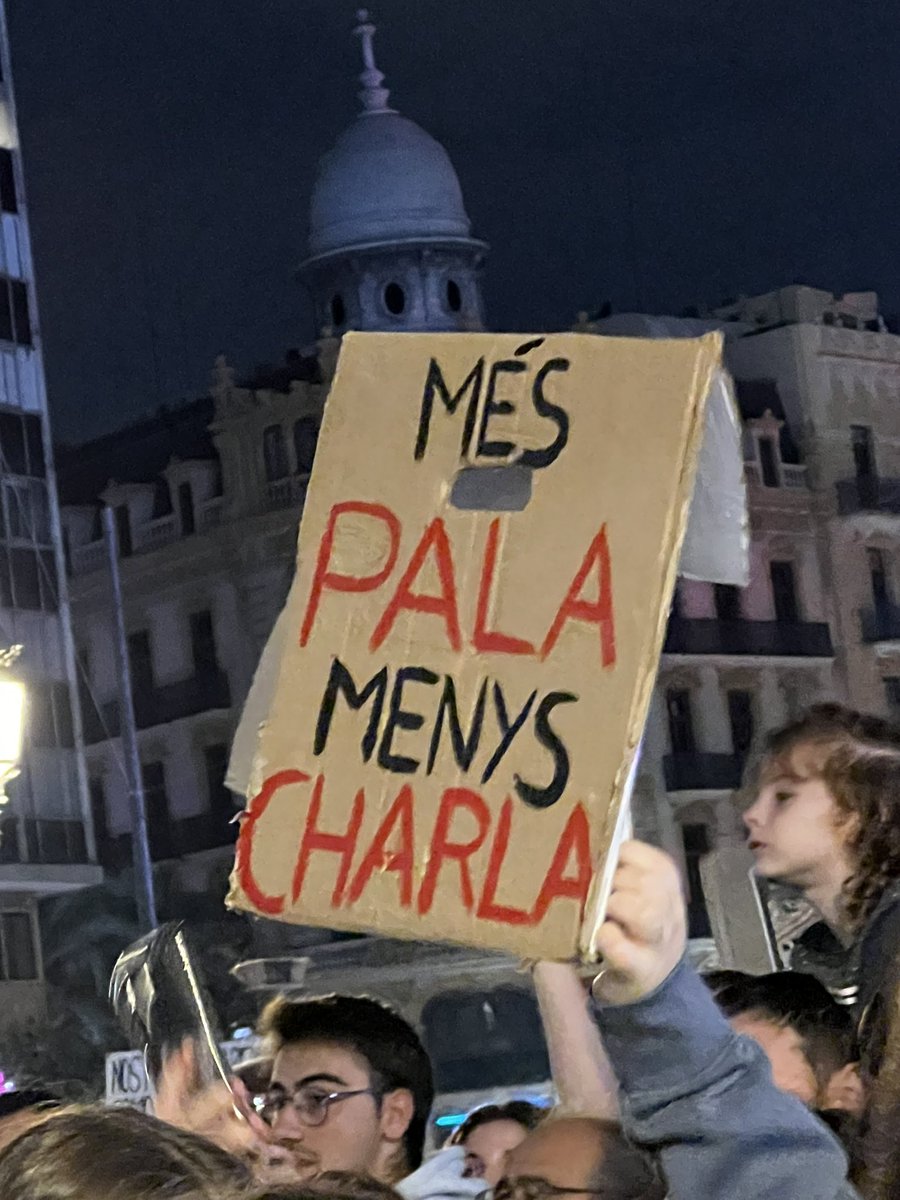 Estos han sido algunos de los mensajes que se han podido leer en una manifestación sin precedentes de una #ValenciaIndignada