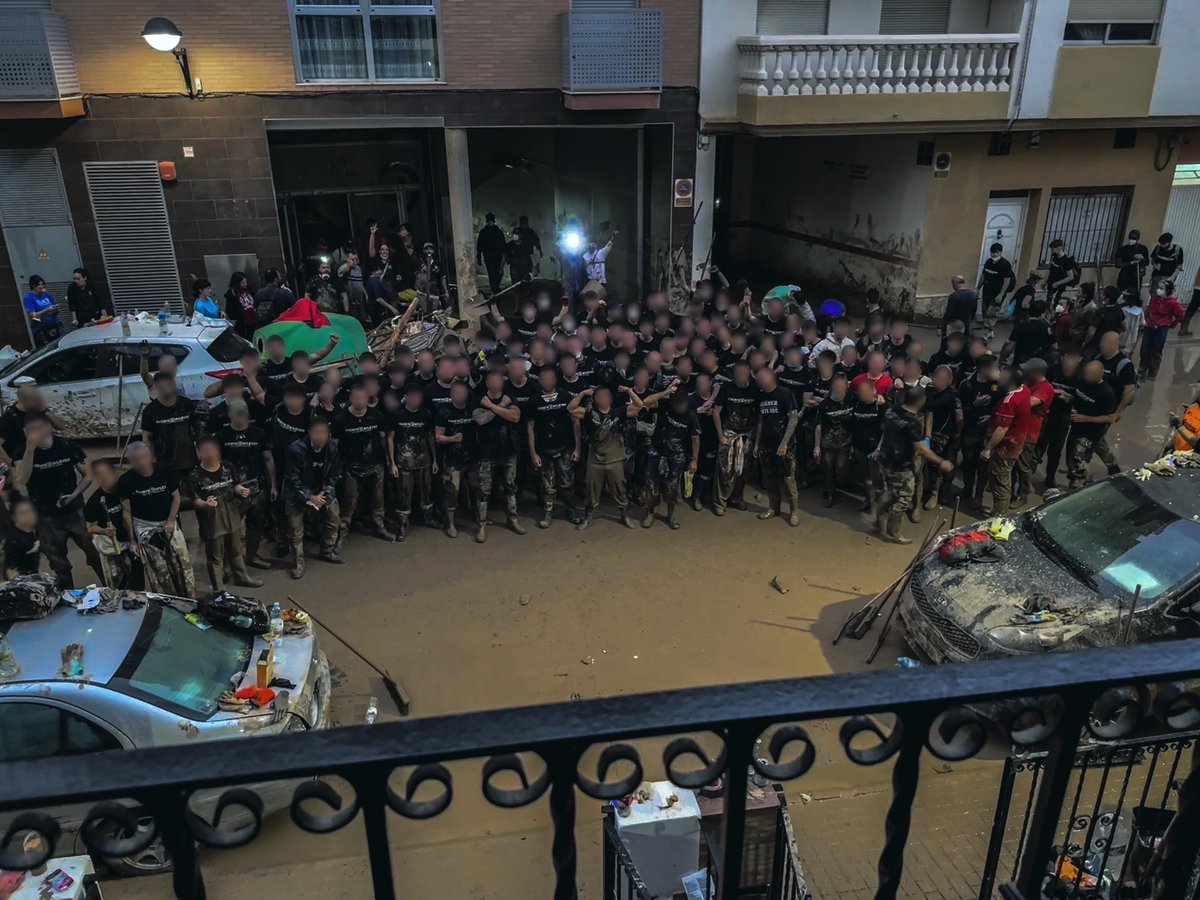 SOLO EL PUEBLO SALVA AL PUEBLO.

300 Ultras del Atlético de Madrid hoy en Valencia, ayudando a quienes más lo necesitan. 

Muchísimas gracias al pueblo de Algemesí por su cariño y su acogida. Estamos con vosotros
