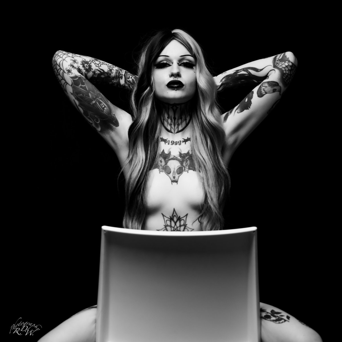 rdwalkerimages's tweet image. Shadows, chairs, tattoos, and nothing else! This is my jam, this is the art I am passionate about creating! This brings me so much fulfillment and joy. And to have an amazing model like @d3adang3l__  on IG, you really can’t ask for a better person to collaborate with.