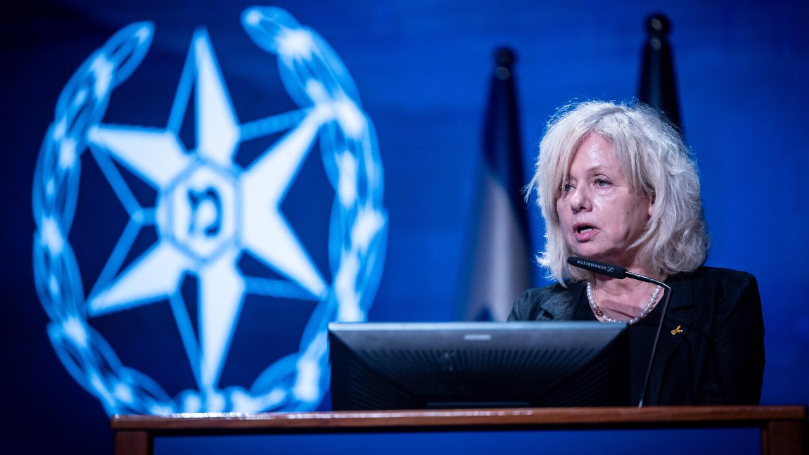 MarioNawfal's tweet photo. 🇮🇱SCANDAL IN NETANYAHU’S OFFICE: BLACKMAIL AND LEAKS ALLEGED IN OCT. 7 PROBE

Top aides to Israeli PM Netanyahu are under investigation, accused of blackmailing an IDF officer to alter records from security meetings held hours before Hamas’s deadly Oct. 7 attack, according to local media.

The alleged blackmail involves “sensitive footage” reportedly taken from a phone of a Prime Minister’s Office worker with whom the officer had a relationship.

Amid calls for transparency, Attorney General Gali Baharav-Miara approved an investigation into Netanyahu himself as controversy builds around alleged cover-ups and mismanagement of the Gaza conflict.

Source: Times of Israel
