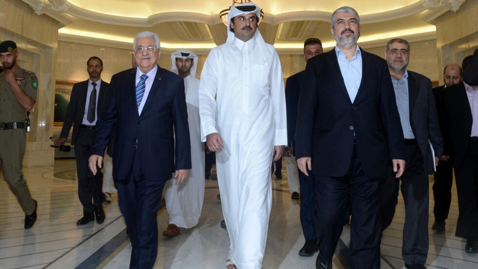 هل تخرج حماس من قطر:

 بعد فوز ترامب في الانتخابات الأمريكية بدأت تُشن حملات على #قطر ذات باتجاهين:

الاتجاه الأول: ما يخص موقفها من قضية #فلسطين ووجود مكتب حماس في الدوحة.

الاتجاه الثاني: هو ما يثار عن علاقتها بإيران أو تيار الإسلام السياسي بشكل عام.

بالنسبة للاتجاه الأول: ما