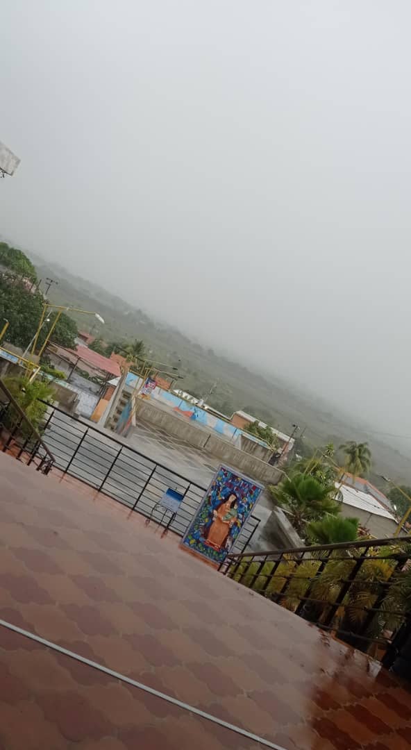 kprichos02's tweet photo. @MeteoLara @jcbustillos @Meteovargas De Santa Rosa hacia Cabudare 😱 https://t.co/D1dpXoSEfo