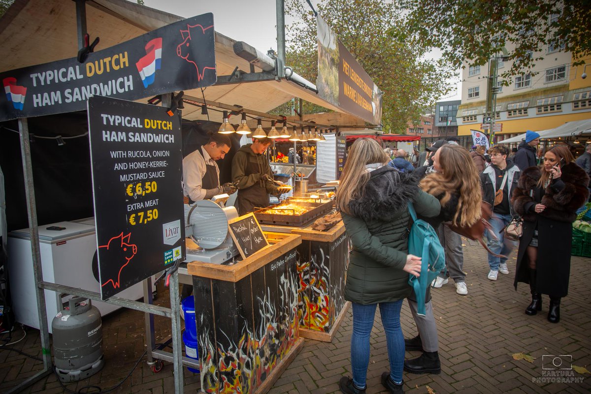 E_van_den_Ham's tweet photo. Voor de #fotochallenge #November_kiek vandaag dan maar de markt op gegaan want het thema van @Tpzijl is de #Marktkraam .
Vandaag op de markt, meteen maar wat Trompette du Mort (#Craterellus cornucopioides) en Cantharel grise meegenomen die eindigden in een overheerlijke risotto. https://t.co/2FJOsJX1eI