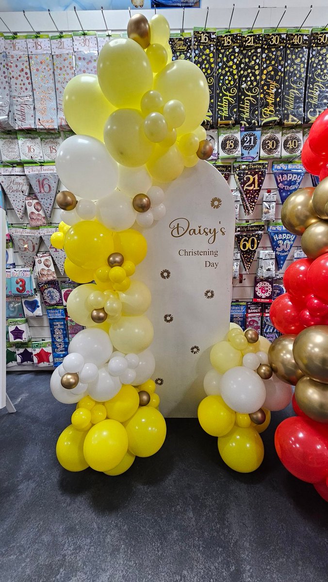 partysolutionsb's tweet photo. 🌼 DAISY 🌼

Beautiful set up today in the 'Hole In The Wall'

💛5ft Sailboard
💛Welcome board &amp; easel
💛5 sets of 3 cluster balloons 
💛Personalised banner (didn't get a picture 😅)

Colours used:
💛Fashion yellow
💛Pastel yellow
💛White 
💛Chrome gold https://t.co/dvckzRpAfv