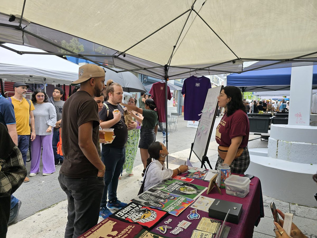 ¡Seguimos aquí!
Mercado de Río Piedras
📍Callejón del Carmen

Tenemos nuestras camisas, afiches, stickers y la pizarra con la conversación abierta sobre los resultados eleccionarios y las acciones a tomar ahora