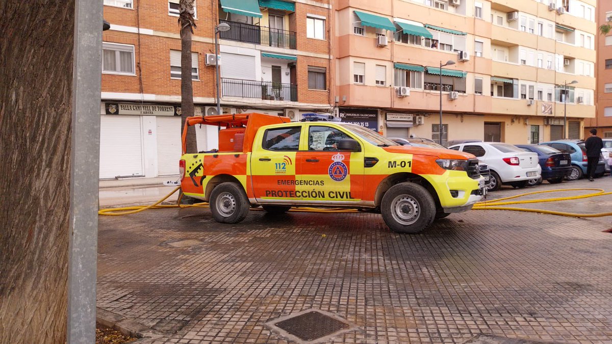 SagredoMarco's tweet photo. Paterna con Alaquas ❤️🩹
Nuestra Protección Civil un día más, al pie del cañón ayudando 💪🏼
#OrgullPaterner 💙❤️💛 https://t.co/8QLC48kIa9