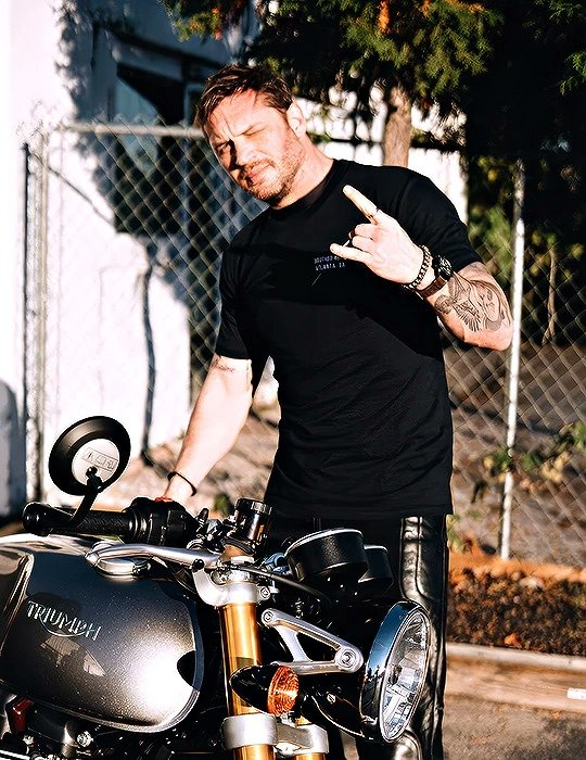 peachysaysstuff's tweet image. Tom hardy needs to bend me over his bike