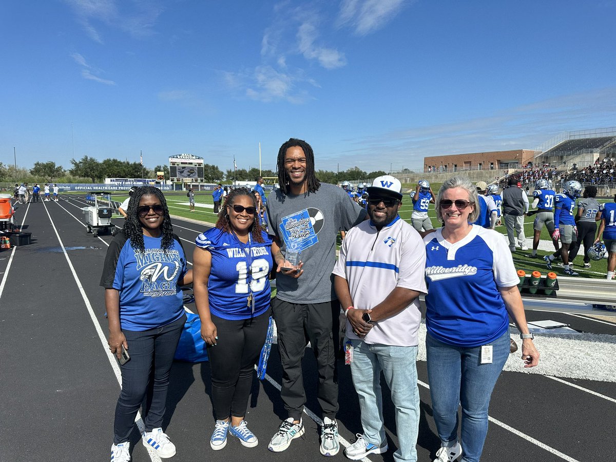 Congratulations to Mr. Finner from Willowridge who is the recipient of the Extra Yard for Teachers Award 🍎presented by <a href="/THSCAcoaches/">THSCA</a> &amp; <a href="/CFPExtraYard/">College Football Playoff (CFP) Foundation</a>  Thank you for ALL you do! Sponsored by Double Dave’s Pizza