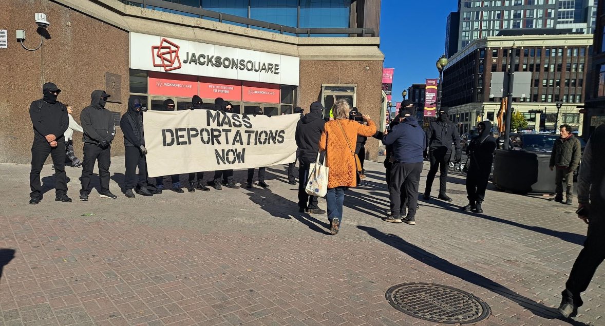 NorthlyHamilton's tweet photo. People in Hamilton hold up sign that says “MASS DEPORTATION NOW” earlier today 😳🇨🇦👀 https://t.co/tl7bg9O6Y9