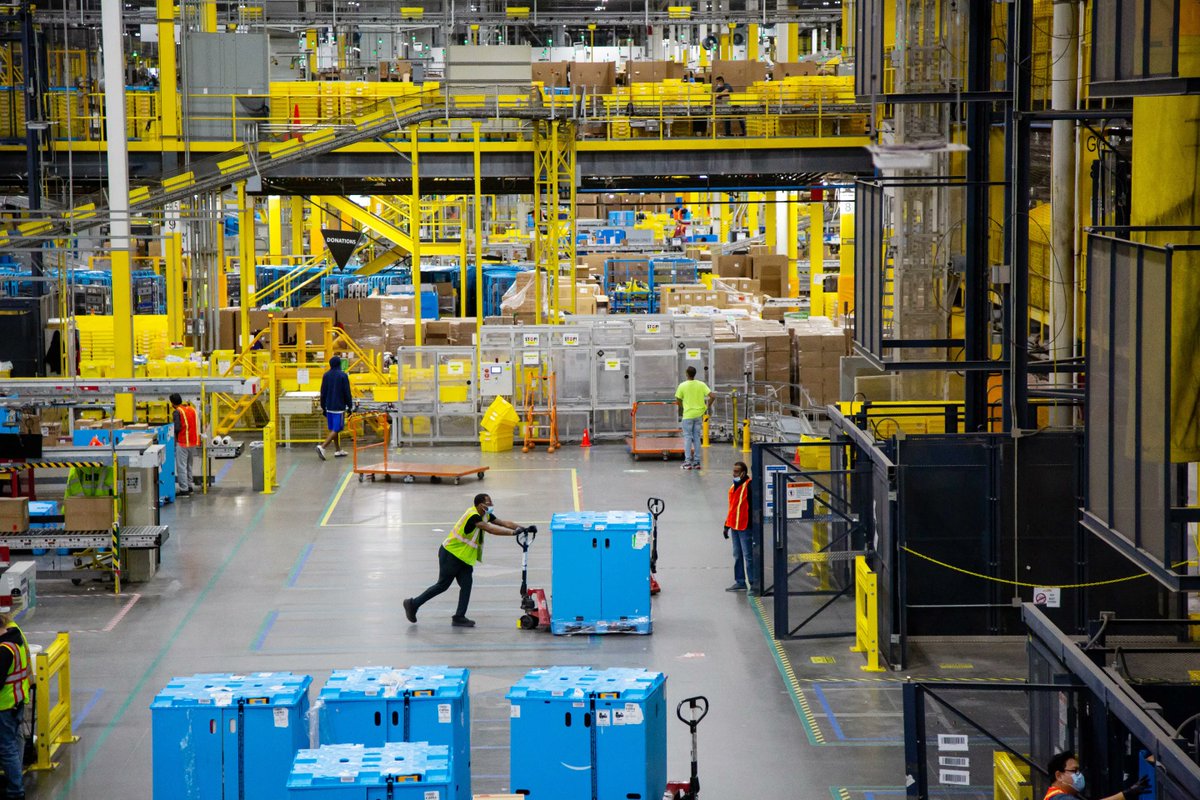 BillGiro's tweet image. But opening the platform wasn&apos;t enough. 

 Bezos made two more radical moves: 
• Aggressively slashed costs, closing warehouses
 • Renegotiated every supplier contract  

Critics said it would destroy customer service.

#amazon #jeffbezoz #elonmusk #TrendingNow #Trump ..