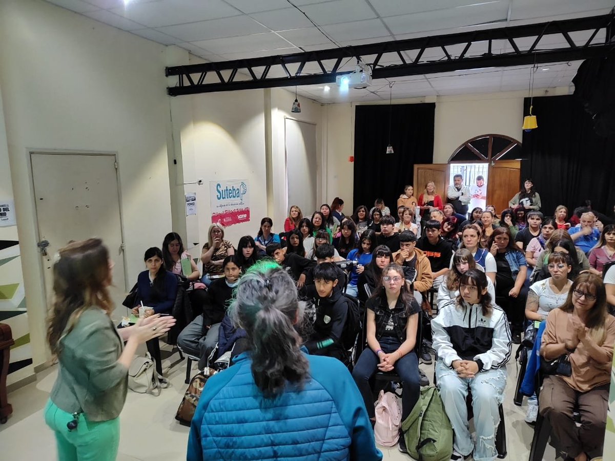 DanteBoeri's tweet photo. Compartimos una capacitación sobre biodiversidad y ambiente en la Biblioteca Popular Florentino Ameghino.📘📖 La misma estuvo a cargo de la Profe. Soledad de la Fundación Vida Silvestre. Participaron de la misma más de 80 compañeros y compañeras entre Docentes y Estudiantes. ❤️ https://t.co/OuL6JqQbC7