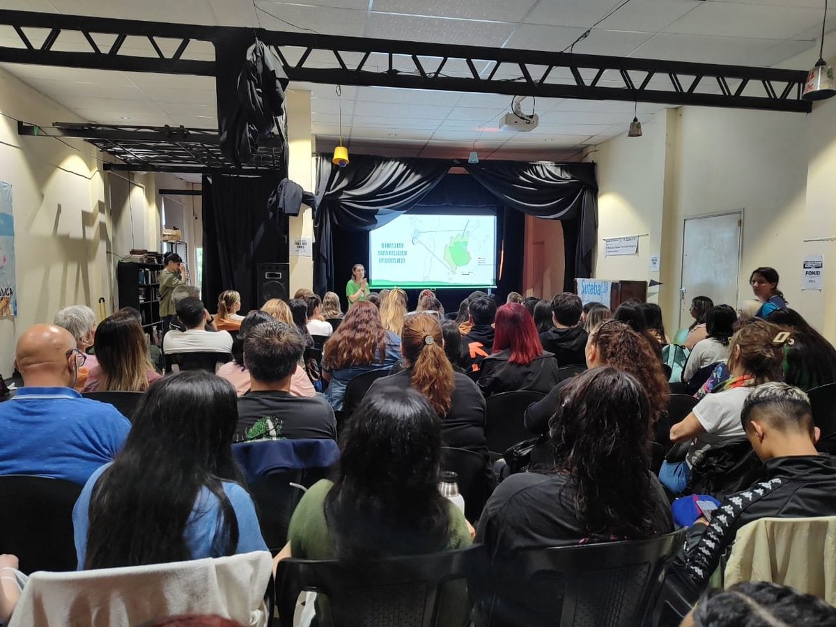 DanteBoeri's tweet photo. Compartimos una capacitación sobre biodiversidad y ambiente en la Biblioteca Popular Florentino Ameghino.📘📖 La misma estuvo a cargo de la Profe. Soledad de la Fundación Vida Silvestre. Participaron de la misma más de 80 compañeros y compañeras entre Docentes y Estudiantes. ❤️ https://t.co/OuL6JqQbC7