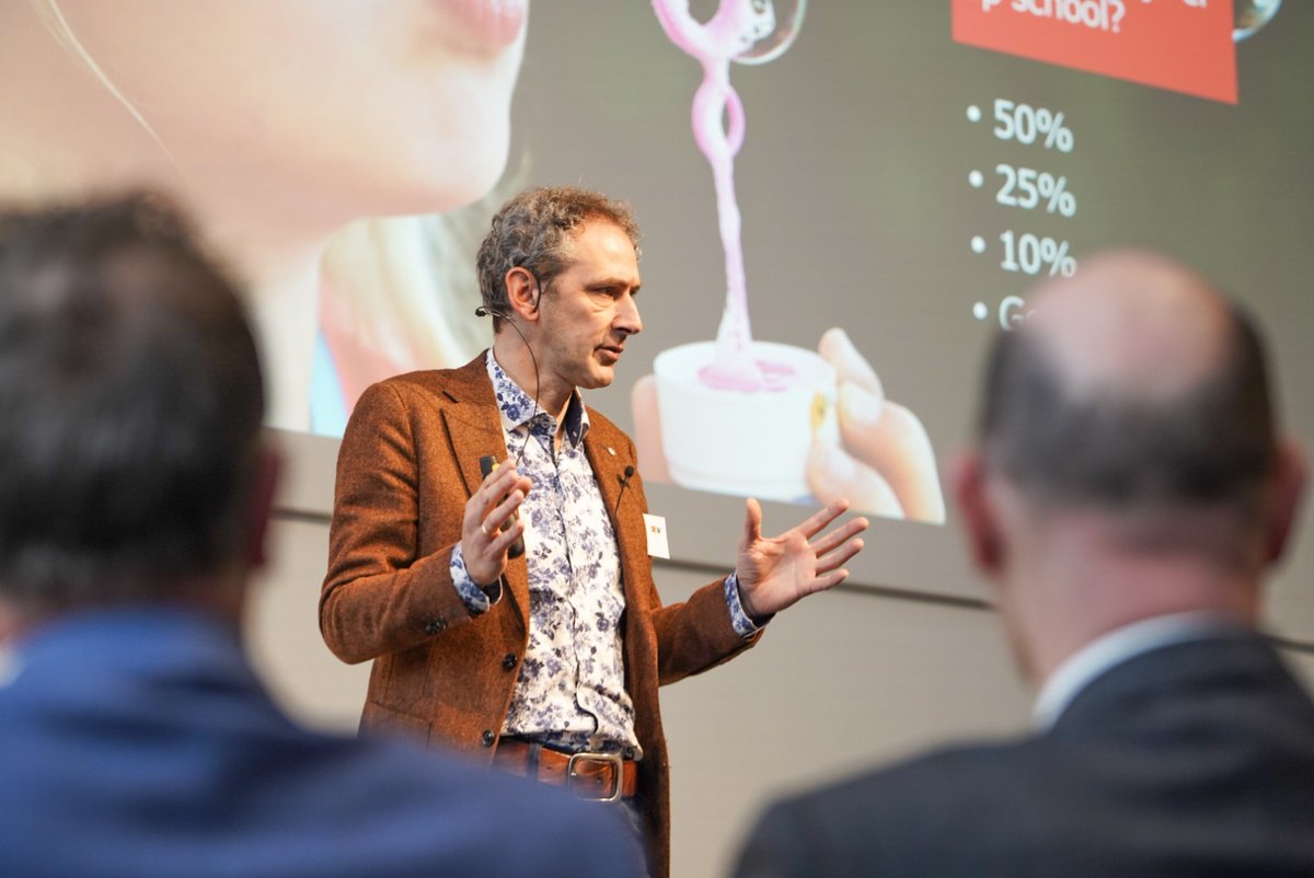 Boeiende lezing van <a href="/machielkarels/">Machiel Karels</a> tijdens ROV congres over prestatiedruk. Enkele quotes: 'Er bestaan geen gemiddelde leerlingen' en 'Onderwijs heeft eenzijdige focus op cognitie waarbij het toetssysteem een wedstrijd is' Stel het hele brein (en dus de leerling) centraal. <a href="/MinOCW/">Ministerie van Onderwijs, Cultuur en Wetenschap</a>