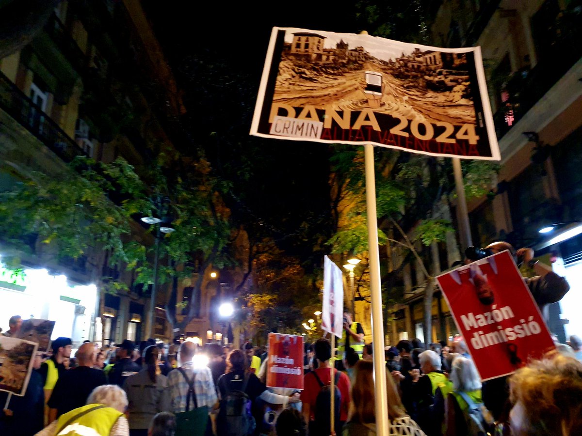 Un MAR de gente, avanzamos a paso de🐢.
Hay gente q no pudo salir de Plaza del Aynto.
Me informan de cargas policiales a  las 18:55h echando a la gente de la plaza.
¡Además de criminales, cargáis contra el pueblo!.

#CRIMInalitatValenciana
#MazónDimissió
#ElPresidentAPicaasent