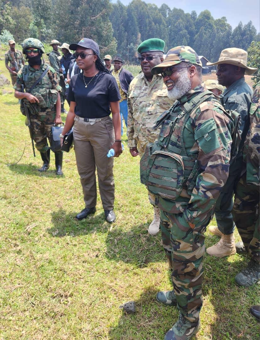 SimaroNgongoMba's tweet photo. LES #TROUPES DE @TSHISEKEDI #ABANDONNENT UN IMPORTANT ARSENAL DE GUERRE À #MUSHAKE ET SES ENVIRONS (#MASISI) SUITE AUX COMBATS INTENSES CONTRE L’ARMÉE RÉVOLUTIONNAIRE CONGOLAISE DE L’ALLIANCE FLEUVE CONGO (#AFC).
LA COALITION GOUVERNEMENTALE A BATTU EN RETRAITE PILLANT 150 VACHES DES CITOYENS ET LAISSANT DERRIÈRE ELLE UNE QUANTITÉ INESTIMABLE D’ARMES LOURDES.
- Dans un twee(X) publié samedi soir depuis BUNAGANA (RUTSHURU), Monsieur LAWRENCE KANYUKA, Porte-parole de l’AFC informe l’opinion publique que les forces de l’Armée Révolutionnaire Congolaise (ARC/AFC) ont défait avec professionnalisme les forces coalisées du régime de Kinshasa, dans leur détermination acharnée de violer le cessez-le-feu, de tuer des civils et de provoquer d’importants déplacements de la population.
- Les forces de la coalition du régime de Kinshasa ont abandonné sur le champ de bataille des quantités impressionnantes d’armes lourdes et ont pillé plus de 150 vaches à MUSHAKI et ses environs, avant de battre en retraite. Il rappelle que la non-assistance à personne en danger est un acte condamnable. À cet effet, l’Alliance Fleuve Congo exprime sa solidarité et son soutien indéfectible à la population de GOMA abandonnée à son triste sort par le régime de Kinshasa et condamne les actes d’insécurité et de violence extrême contre les habitants de cette ville sans défense aucune.
- L’AFC/M23 réprouve avec la plus grande fermeté les actes de cannibalisme perpétrés contre les congolais d’ethnie Tutsi dans le cadre du programme d’exclusion et d’extermination des populations ciblées par FÉLIX TSHISEKEDI, avec le soutien de son ministre de la Justice, CONSTANT MUTAMBA. Le mouvement de CORNEILLE NANGAA déplore profondément le silence coupable des autorités de KINSHASA face aux tueries barbares accompagnées de scènes cruelles d’anthropophagie publiques, filmées et partagées sur les médias sociaux dans le plus grand silence de KINSHASA.
« TSHISEKEDI S’ATTAQUE DORÉNAVANT AUX POPULATIONS D’ETHNIE TUTSI POUR SE DÉCHARGE CONTRE UNE POPULATION INNOCENTE »
