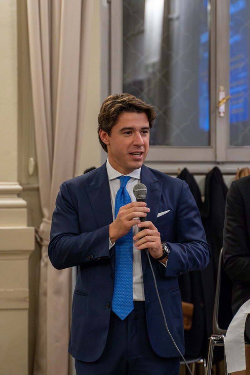 FBenassati's tweet photo. Dopo11anni dalla sua fondazione, ho passato il testimone della presidenza di @VivimiMilano . Per celebrare questo passaggio di consegne, gli amici di vivimi hanno organizzato una serata dedicata alle donne, invitando quattro milanesi d’eccezione per raccontare la loro storia https://t.co/BTKwaveWoz