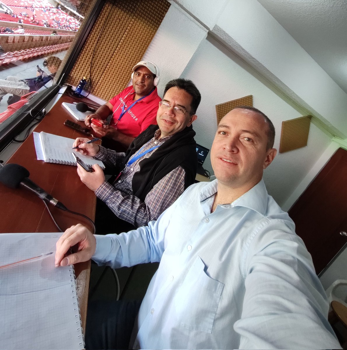 diegomeloperez's tweet photo. Al aire por los 102.1fm de @LaRed_Ecuador con el partido de la fecha.
Vamos junto a @PatoGranjaT @luchitoquiroz y @leonduranm https://t.co/v8PNdhi9Tv