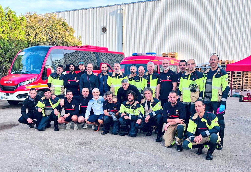 bombeiroscoruna's tweet photo. #Valencia | Hoxe pola mañá tocou cambio de turno no operativo #Dana.

Foi unha mañá de reencontros e algo fría pola situación, pero moi gratificante sabendo o bo traballo realizado e a liña a seguir estos días. 

Todo o colectivo de @bombeiroscoruña está orgulloso de vós. #coruña https://t.co/HZJSb7tzym