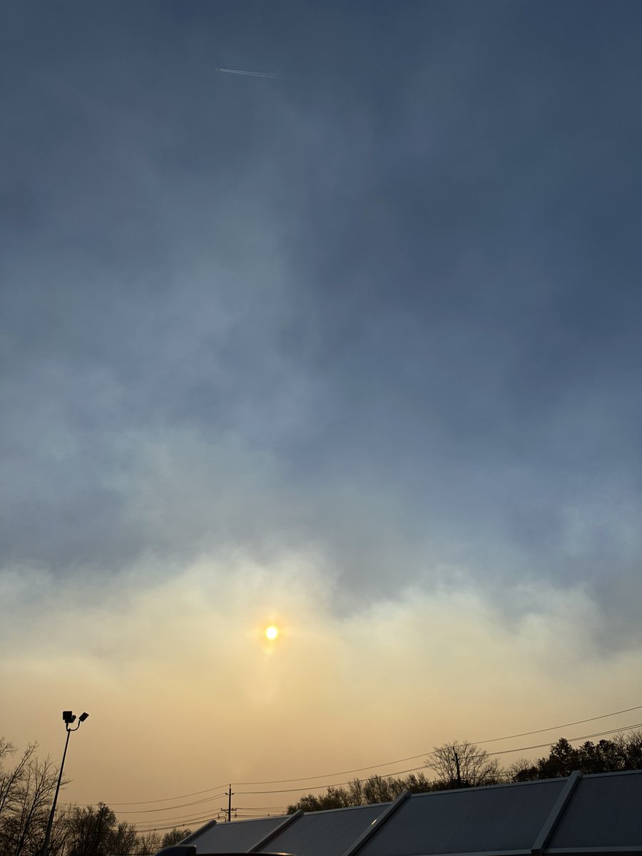 ian_sager's tweet photo. Smoke from the NJ wildfires currently rolling through NE NJ. #njwx #nywx https://t.co/cKFck18rUr