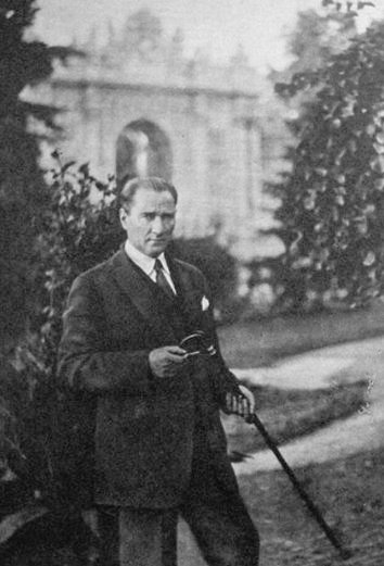 ''ah bir ataş ver,
cigaramı yakayım...''