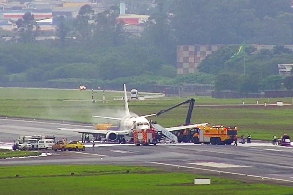 JacdecNews's tweet photo. 09 OCT: Total LA Boeing 737-400F (PS-TLB, built 1994) suffered irreparable damage when a fire spread after landing on rwy 28L at Sao Paulo-Guarulhos AP(SBGR), Brazil. Earlier, the pilots reported a cargo fire on approach. Both pilots escaped. @EBaviation 
https://t.co/3eNIsQqZ4b https://t.co/PM704WNqT2
