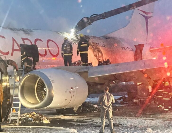 JacdecNews's tweet photo. 09 OCT: Total LA Boeing 737-400F (PS-TLB, built 1994) suffered irreparable damage when a fire spread after landing on rwy 28L at Sao Paulo-Guarulhos AP(SBGR), Brazil. Earlier, the pilots reported a cargo fire on approach. Both pilots escaped. @EBaviation 
https://t.co/3eNIsQqZ4b https://t.co/PM704WNqT2