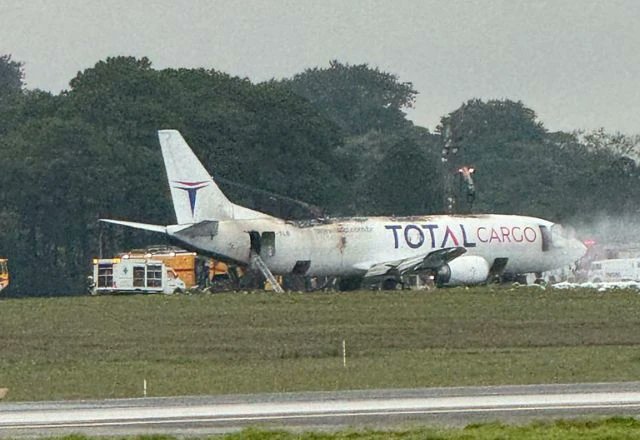 JacdecNews's tweet photo. 09 OCT: Total LA Boeing 737-400F (PS-TLB, built 1994) suffered irreparable damage when a fire spread after landing on rwy 28L at Sao Paulo-Guarulhos AP(SBGR), Brazil. Earlier, the pilots reported a cargo fire on approach. Both pilots escaped. @EBaviation 
https://t.co/3eNIsQqZ4b https://t.co/PM704WNqT2