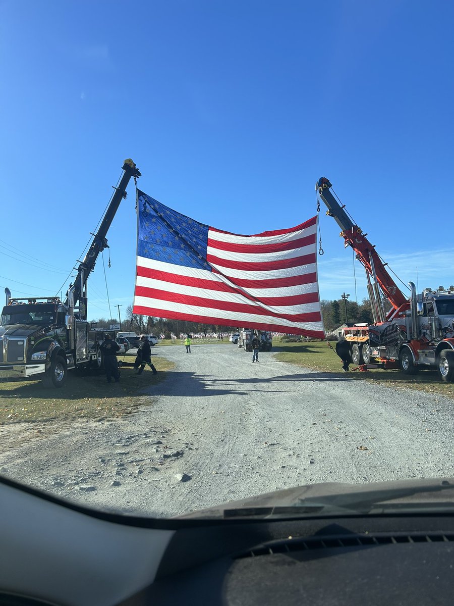 mommabiss's tweet photo. Paying tribute to American Veterans this morning at the Field of Honor. Proud of this quartet for offering up their time to the Dillsburg Kiwanis Club honoring Veterans Day. https://t.co/H9WAwfwnFb