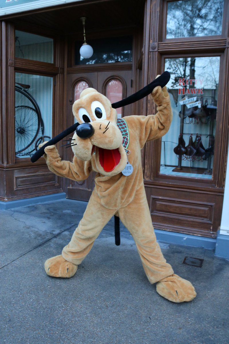 360DegreesofDis's tweet photo. @ED92Magic I believe you’re mistaken, this set of plad Christmas outfits has been around frequently at Disneyland Paris for more than a decade. Here’s a picture of Pluto wearing that exact collar when we met him in 2015! https://t.co/7UGUqo3gvy
