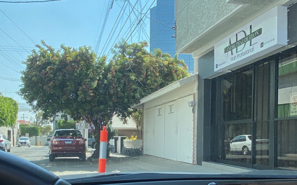 ol_palacios's tweet photo. @vialidad_leon buen día, quisiera denunciar la obstrucción de este espacio en la calle Farallón 203, Col. Jardines del Moral. A pesar de estar señalado el espacio de estacionamiento, el establecimiento coloca objetos para obstruir el paso. https://t.co/StGpKf04ca