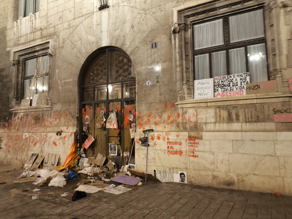 jeupv_valencia's tweet photo. Així ha quedat la porta de la Generalitat Valenciana. 

El poble valencià té les mans tacades de fang i Mazón i els empresaris de fang i misèria.

Vos farem pagar car el nostre sofriment. https://t.co/T70nWiPols