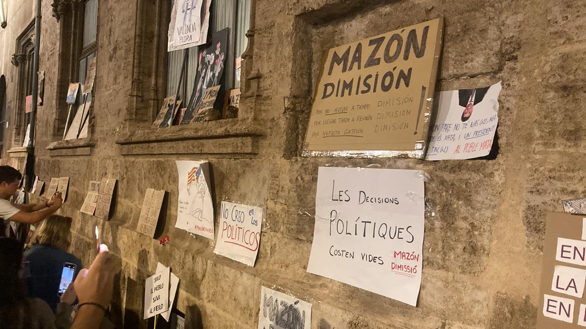 La porta i la façana lateral del Palau de la Generalitat s'han convertit en un mur de la lamentació, de protesta i de cabreig ciutadà. Pancartes, empremtes de mans enfangades, roba dels voluntaris.... Testimonis de la catàstrofe als peus de la seu de l'autogovern.