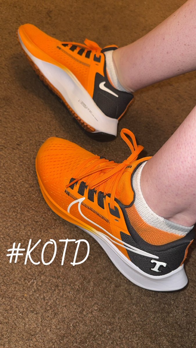 715MoonGoddess's tweet image. It’s been a rough Saturday but it’s still game day 😎 #V4L #GBO 🧡🍊🤍