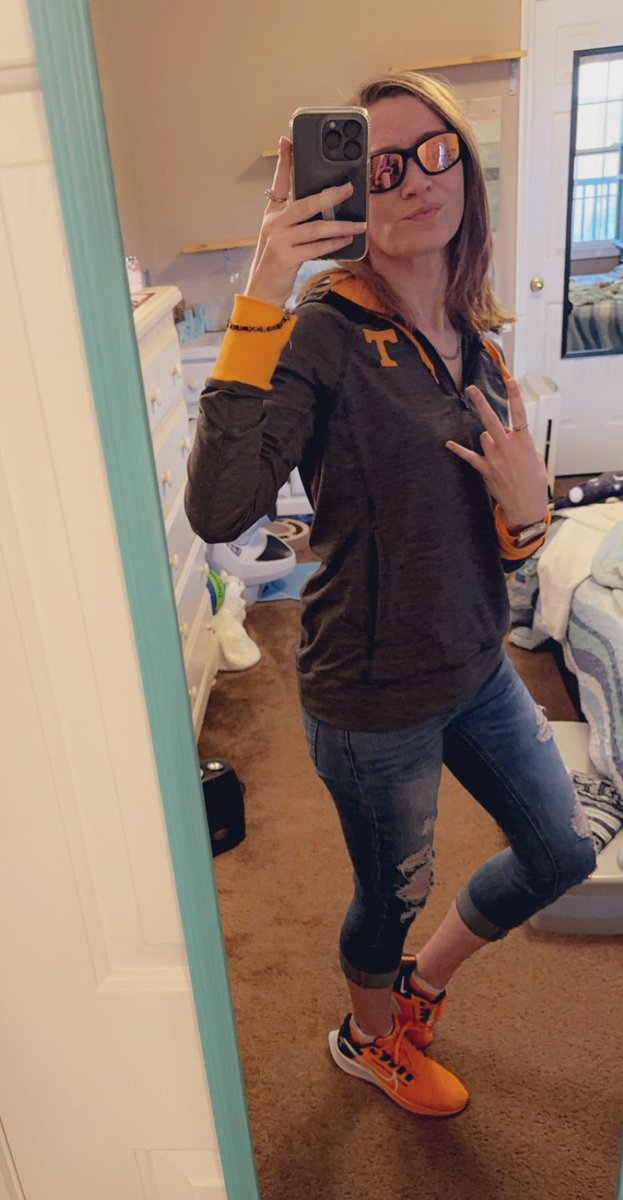 715MoonGoddess's tweet image. It’s been a rough Saturday but it’s still game day 😎 #V4L #GBO 🧡🍊🤍