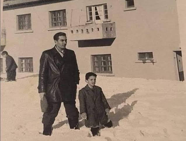 Devlet gemi inşa mühendisi Fethi Algon'u 1946’da Tatvan'a yollar. Kocaman bir iç deniz, üzerinde hiç deniz taşımacılığı yok. Fethi Algon eşini, iki oğlunu alır Kurtalan Ekpresi ile önce Siirt Kurtalan'a oradan da 8 saat (122 km) süren bir yolculukla Tatvan'a varır.