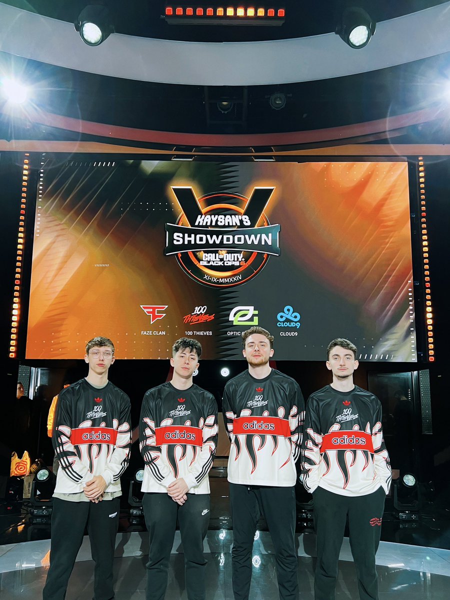 LAThieves's tweet photo. First LAN as a squad. #LAThieves https://t.co/p4pDAD174F