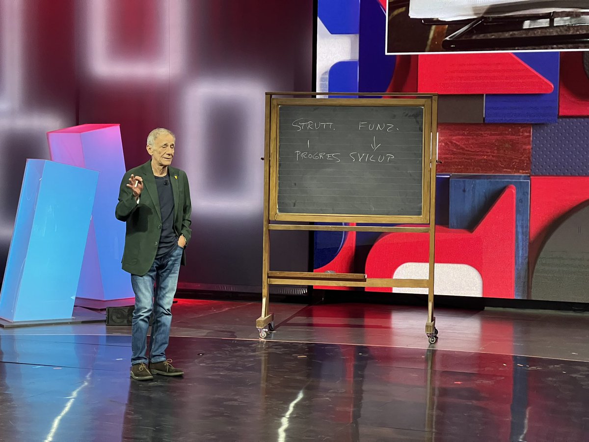 inaltreparole's tweet photo. Roberto Vecchioni: “Il fascismo è un complesso di inferiorità, non di superiorità”. 

💙

#inaltreparole #la7 #gramellini @MaxGramel #vecchioni https://t.co/8u1rZ9SecN