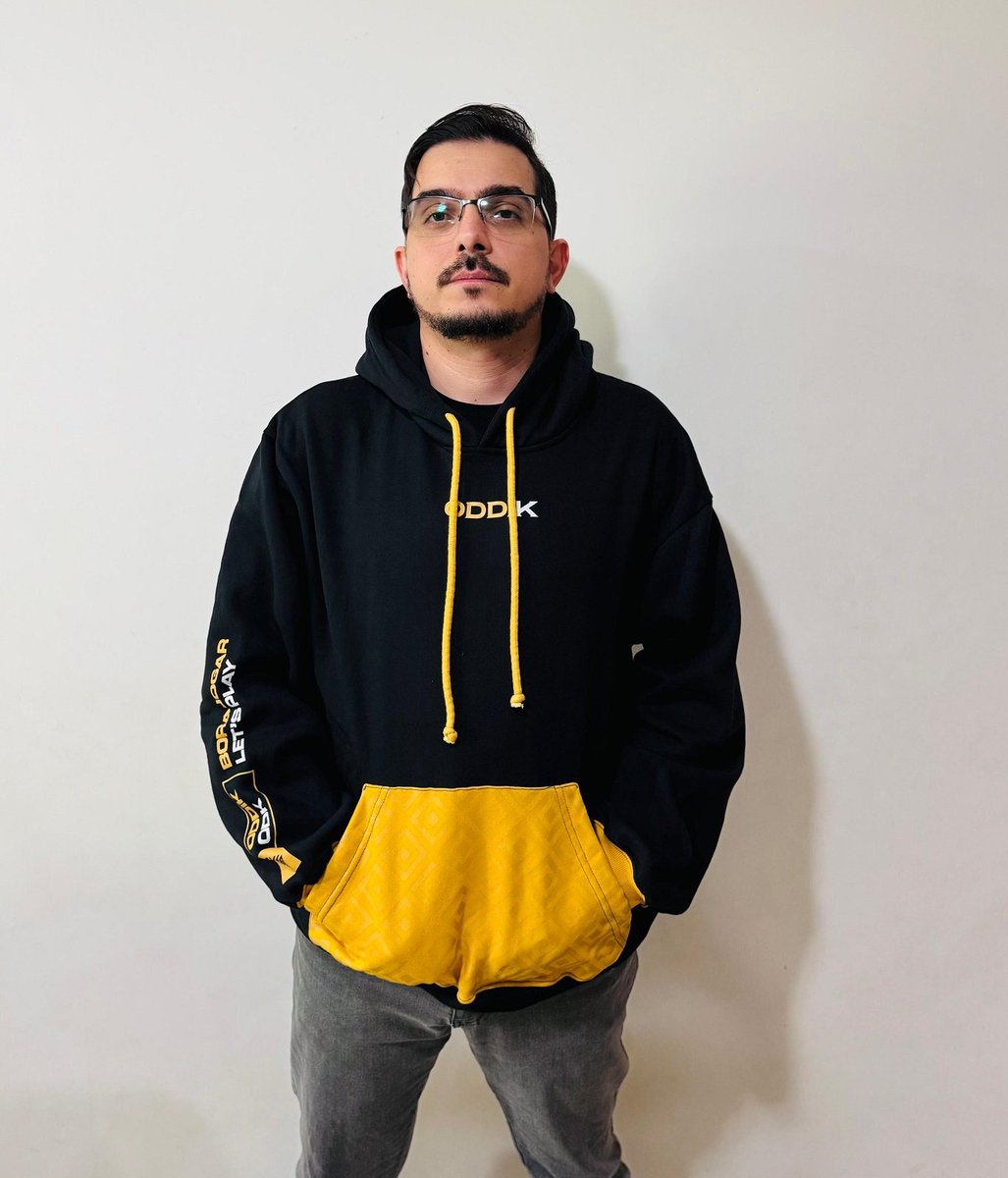 DiegoStef's tweet photo. Brabíssimo esse moletom do qual tive o prazer de ser sorteado pela @ODDIKgg 

Entrega tudo que promete!

Obrigado, Oddik. E @woodyfps, vamo pro Major!

#eSports #oddik #jersey #outfit https://t.co/oJzOlhEOr5
