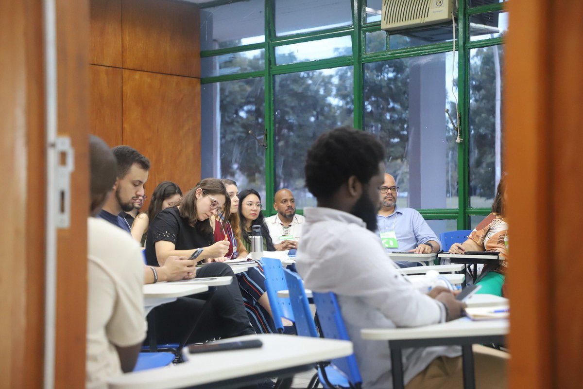 ACNURBrasil's tweet photo. As portas se abrem na @unb_oficial para a acolhida das vozes potentes de pessoas refugiadas, migrantes e apátridas na 2ª #Comigrar.
Grupos de trabalho estão aprofundando as discussões sobre as propostas, em toda a sua diversidade.
Estas vozes importam!
Vamos com o @mjspgov! https://t.co/ANnjw3U7sh