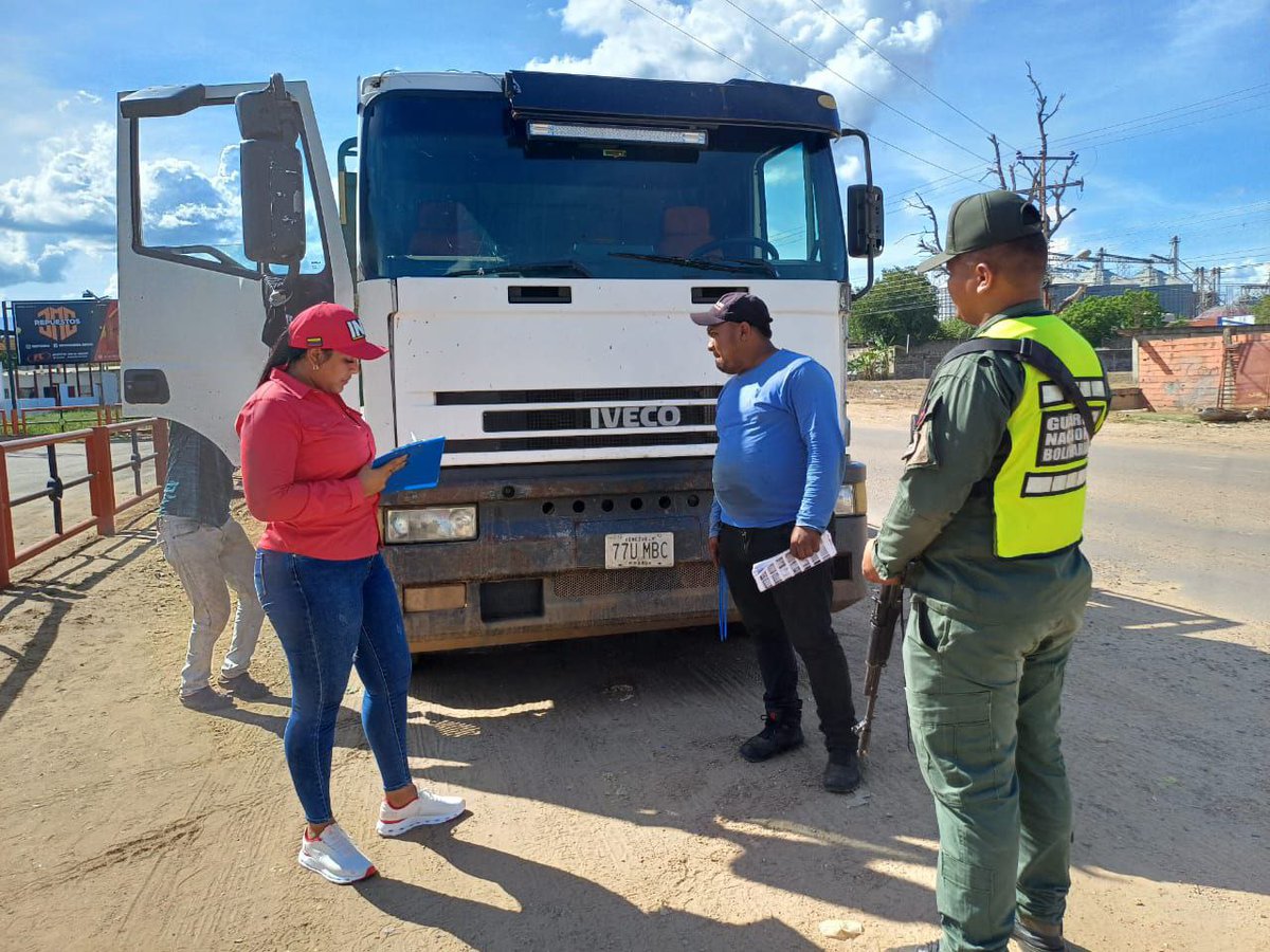InttContigo's tweet photo. Tu seguridad al volante es prioridad. El INTT Zaraza y la GNB te recuerdan la importancia de revisar tu vehículo y respetar las normas de tránsito. Cada pequeño esfuerzo cuenta para tener vías más seguras. ¡Prevenir es tarea de todos! #SeguridadEnLasVias #ConcienciaVial https://t.co/m0GS5xYTZO