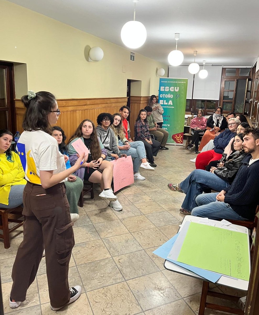 Estamos en la #EscuelaOtoño 🍁, un evento de encuentro de jóvenes de diversas entidades que nos hemos juntado para debatir el futuro de nuestros colectivos y la acción en nuestra región 💢 #ArrontiConceju