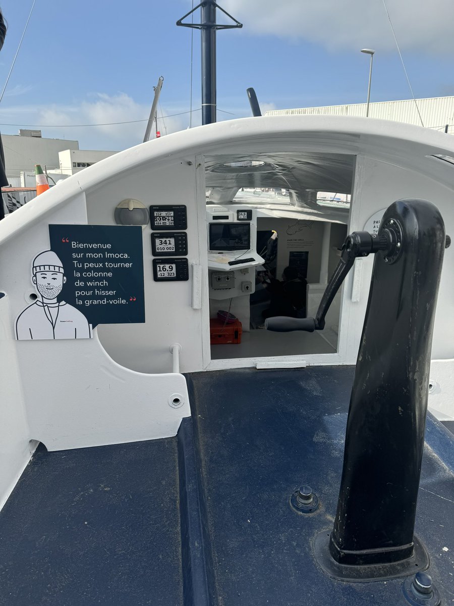 Nexans_'s tweet image. 👧👦 A unique IMOCA. At the departure village, Fabrice Amedeo's educational boat draws in the curious. "Here, we want to show kids that ocean protection starts on land," he says. Solar panels, sensors... every detail inspires a more responsible future. 🌱🌞 #OceanCalling #VG24