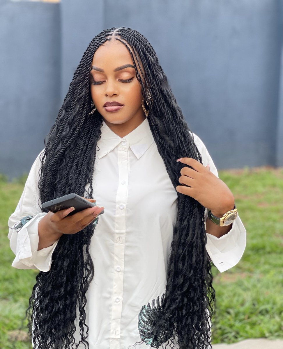 dianahNabatanz's tweet photo. The feeling of feeling pretty in & out ๐๐๐
Hair; combination of Zanzi braids and miami crochets on the curls. Its very light on the head so dont worfy about the length. Availabls in different colours and already on the market
#darlinguganda #dianahnabatanzi #braidsafrica https://t.co/3ddLXFdqf6