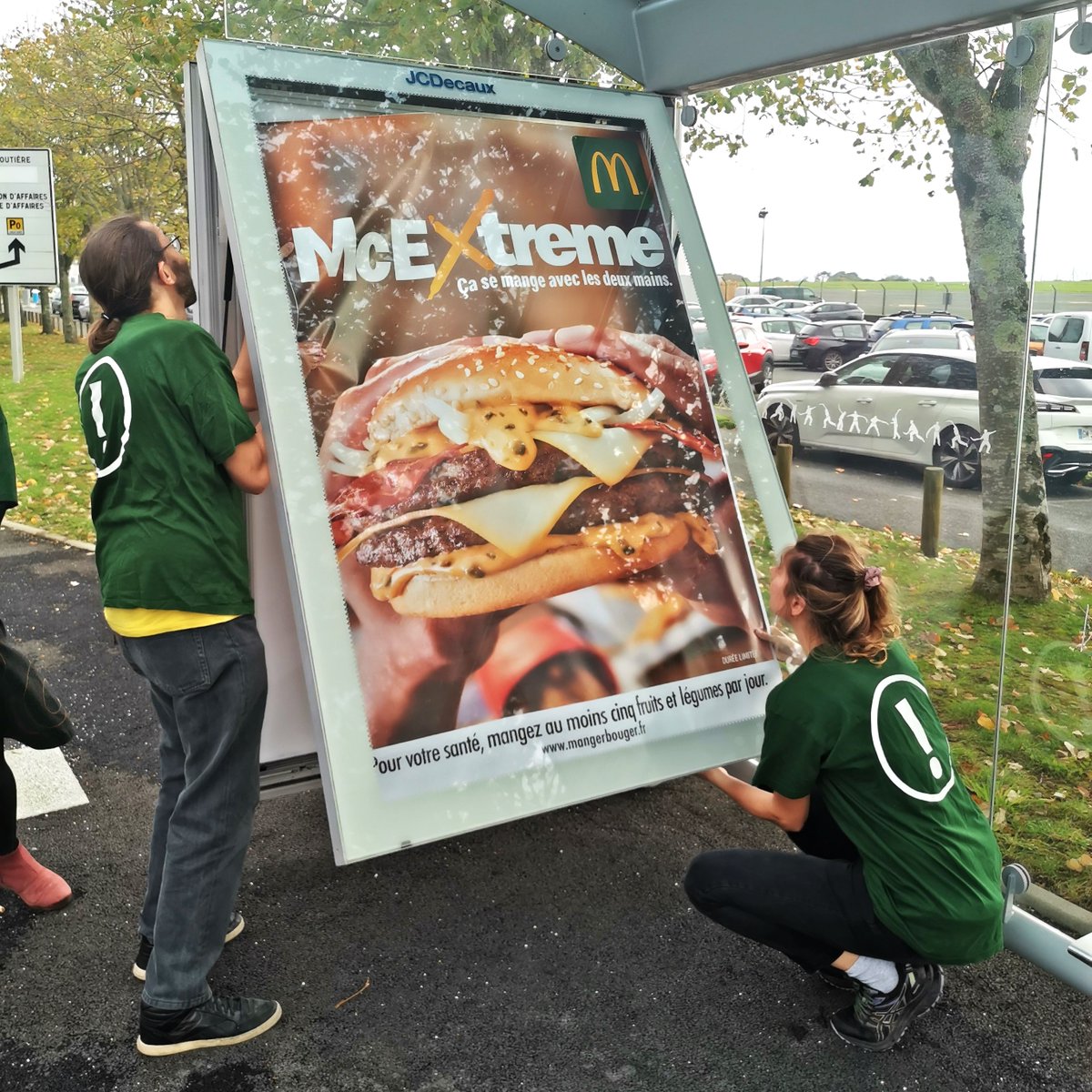 ACTION : Des pubs McDo en plein salon Lurrama, c’est non ❌

Comment peut-on tolérer des publicités McDonald’s partout sur le B.A.B, en plein salon de l’agriculture paysanne dont le mot d’ordre est « Vivre et se nourrir d’agriculture paysanne » ?!