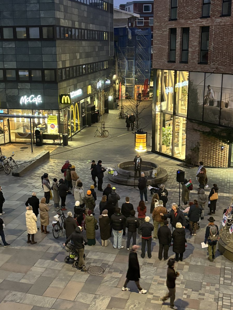 KatrineDaugaard's tweet image. Skam jer!

Krystalnatten i Odense er overtaget af kommunister fra den yderste venstrefløj, som er så frække at kapre Krystalnatten, til at tale Palæstina. 

Talerne handler om, de virkeligt undertrykte både her og i Mellemøsten - nemlig muslimerne. Derudover prædikes der…