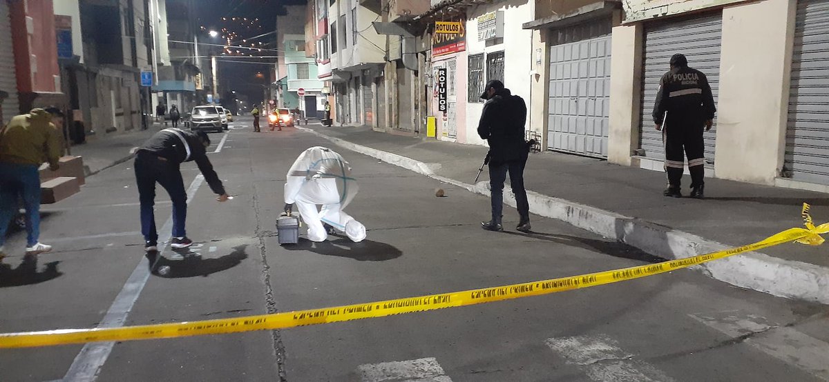 eluniversocom's tweet photo. Balacera en el centro de Ambato deja dos heridos y un muerto.  https://t.co/qkFigiPNnP https://t.co/TxBscWREio